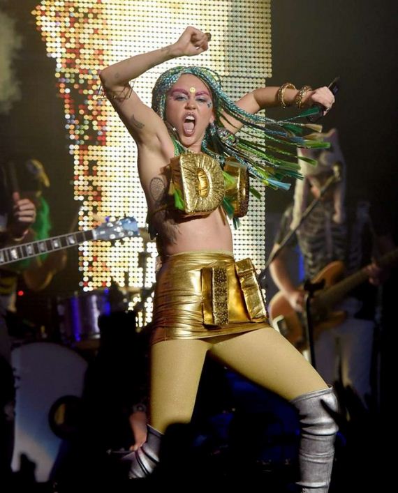 Miley-Cyrus -Perform